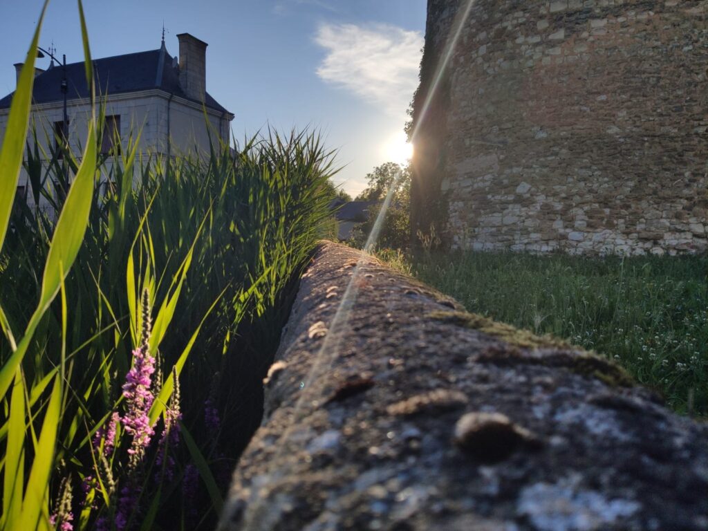 Vieilles pierres, muret et soleil